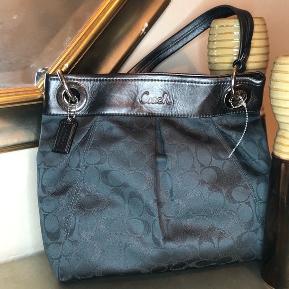 Coach shoulder bag. - Picture 1 of 5